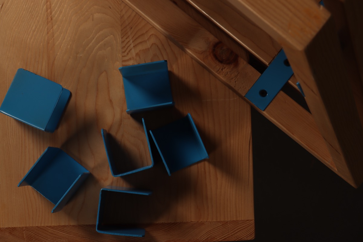 Metal clamp system detail