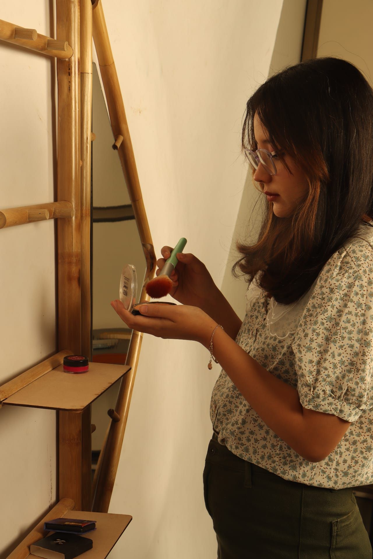 User applying makeup with Darpana