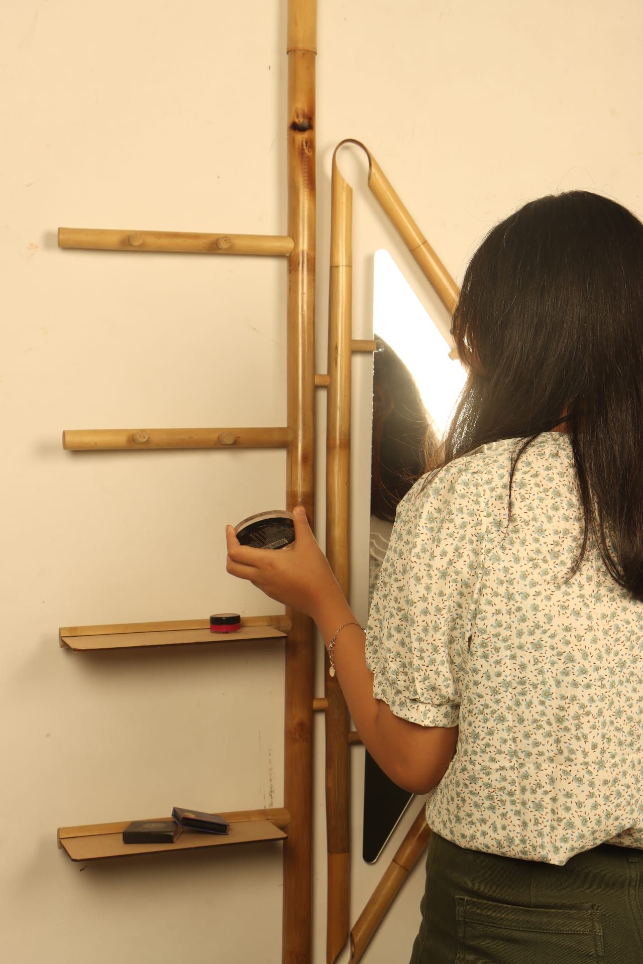 User using Darpana mirror